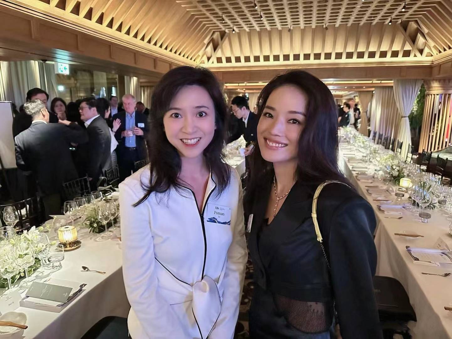 名媛罗宝文与大明星同框,颜值不输舒淇,刘德华留胡子超抢镜_香港_太子