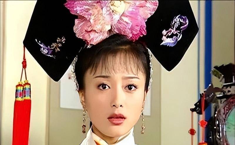 2002年,《还珠格格3》筹备拍摄时,琼瑶亲自请秦岚饰演"知花"一角,由