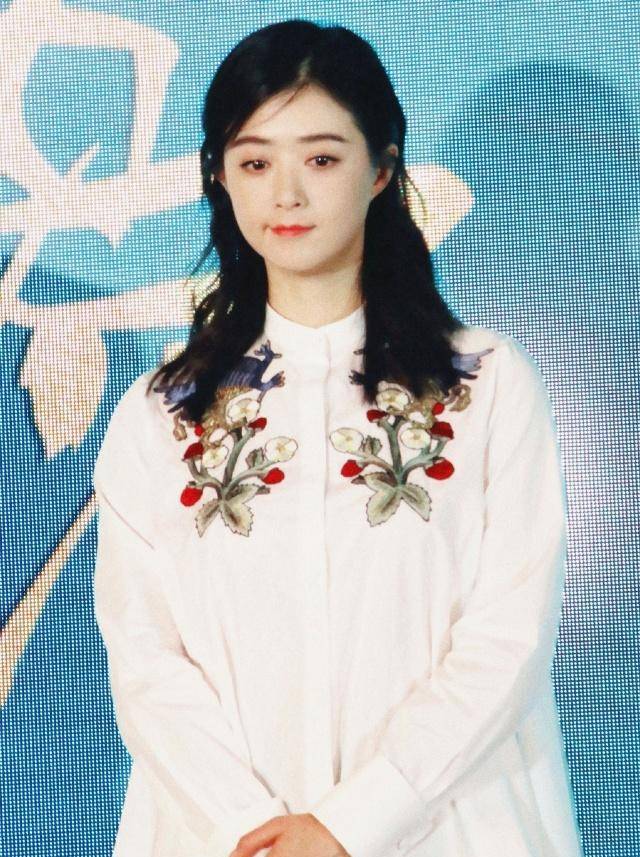 蒋欣新款高马尾发型"火"了,搭配黑色look至少减龄20岁,太惊艳,其实