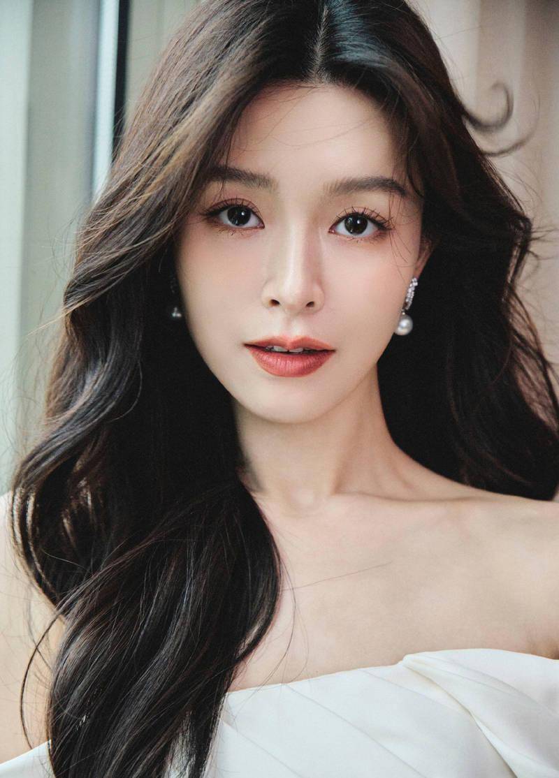 文咏珊橙奶栗妆甜美乖巧,穿抹胸裙秀出绝美身材_时尚_魅力_演技