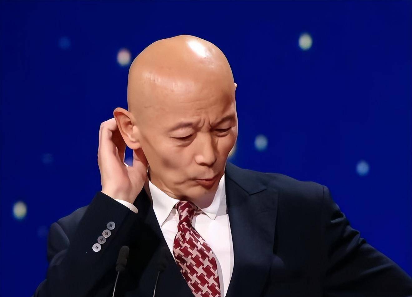 周冬雨颁奖全程念稿态度敷衍,葛优不留情面当众指出问题_葛大爷_误判