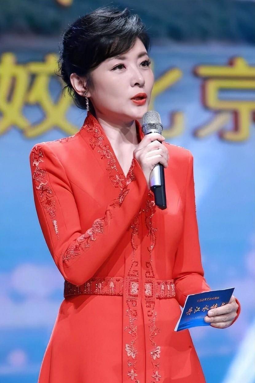 央视最美主持人周涛,54岁依然美丽如少女,岁月不曾失去美丽