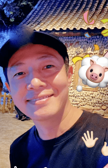 撒贝宁夫妇带娃打水仗,路人拍下他最真实状态,皱纹明显白发抢镜_李白