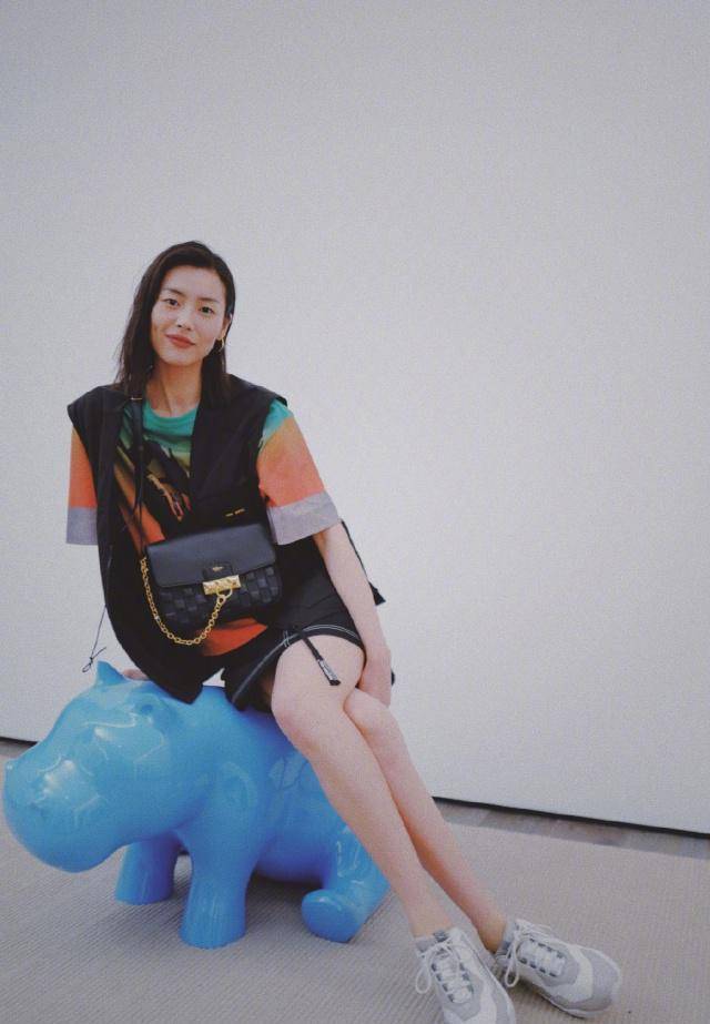 超模刘雯换新造型,摩卡波波头短发搭配基础款衣服,穿出高级感_显得