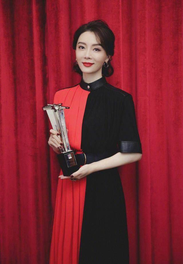 41岁的陈数剪了一款短发造型,穿拼色长裙搭气质十足,显小20岁_摩卡