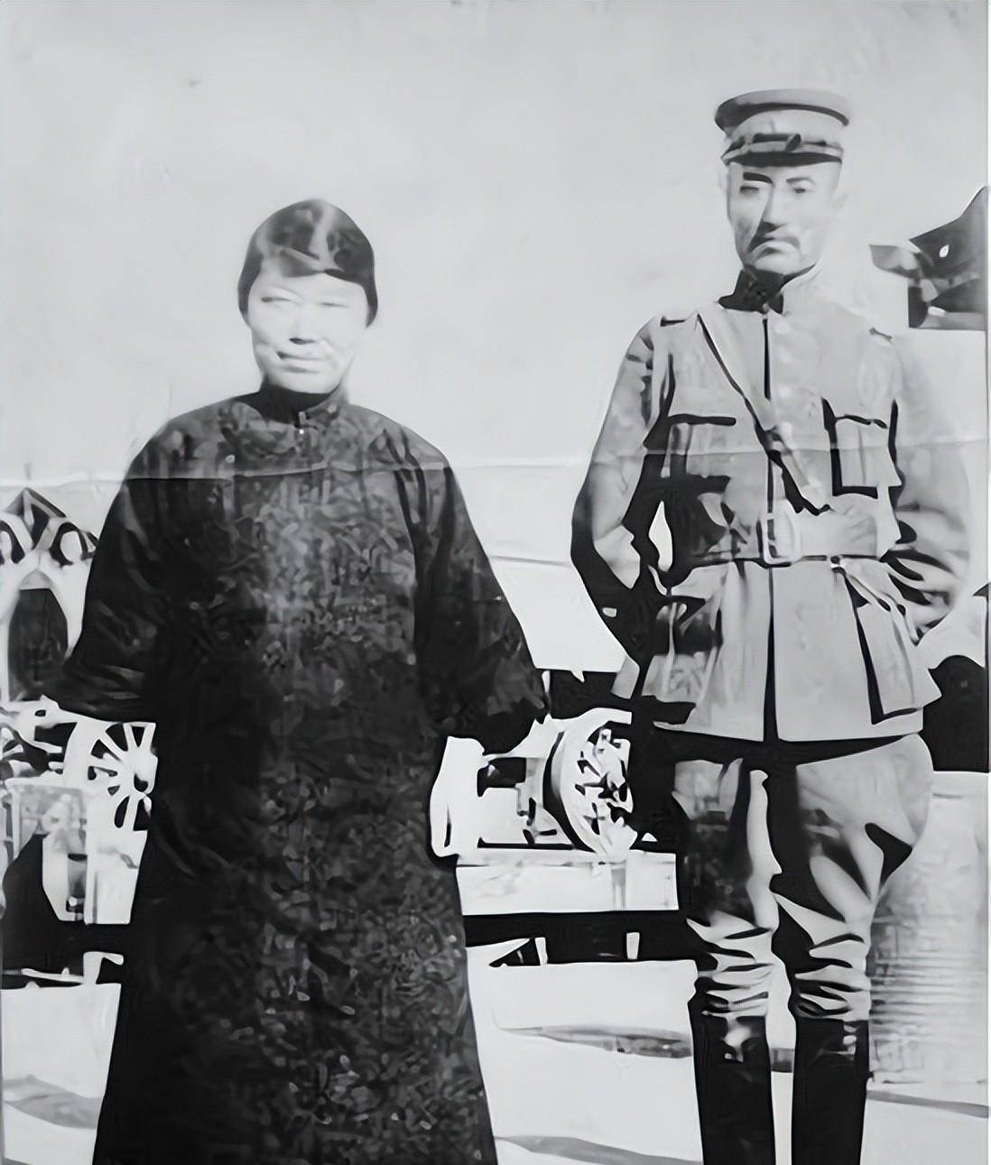 郭松龄与夫人韩淑华22日,郭松龄与张学良指挥的部队在巨流河交锋.
