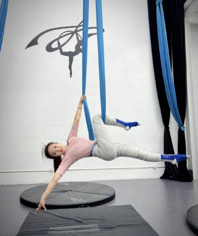 24岁林妙可参加婚礼,被指打扮土气,无滤镜照身材太胖吓坏网友_照片