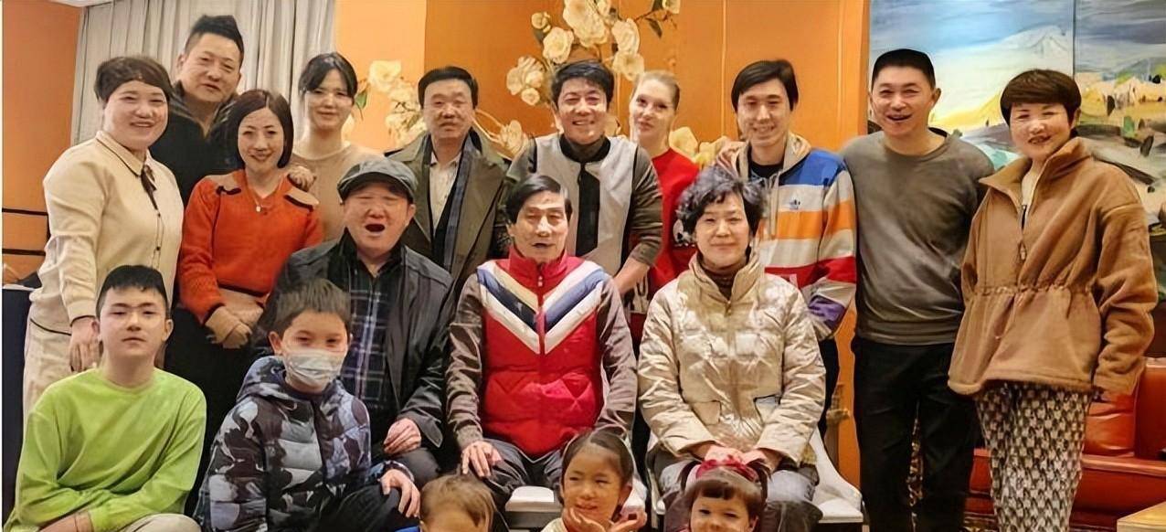 撒贝宁现身迪士尼,与粉丝合影暴露身高,同框照被指像父女_李白_网友