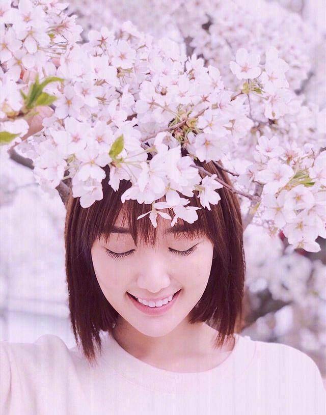 30岁毛晓彤换了一款短发,清爽迷人个性十足,网友:秒变成高校生_造型