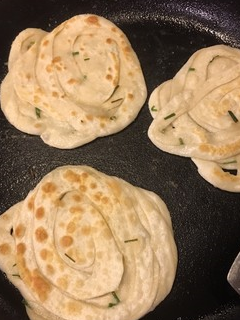 做香酥葱油饼，奶奶有妙招，个个酥脆掉渣，比阿大葱油饼还好吃！(图19)