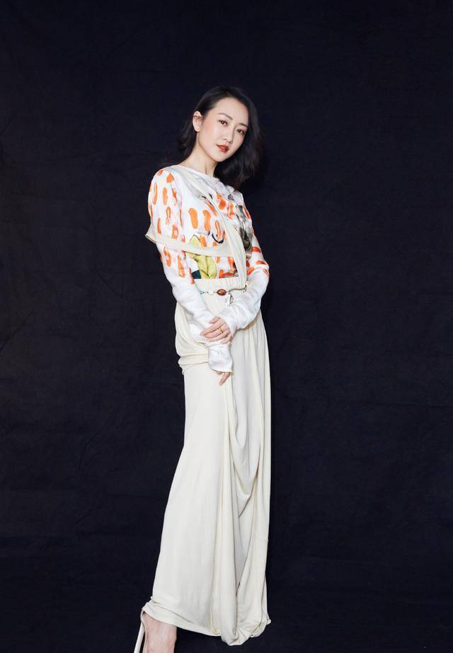 王鸥好会穿衣搭配,大波浪卷发造型搭配白色半身裙,女人味十足_发型