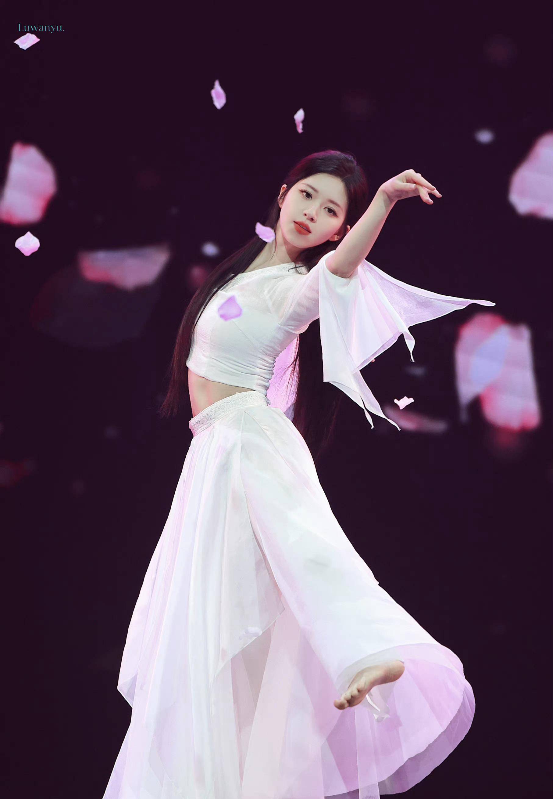 粉丝再反对也没用,赵露思要进组《珠帘玉幕》,低调举行开机仪式_娱乐