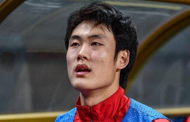 国足新兵徐浩峰备战世预赛,关系与争议并存_扬科维奇_球员_主力后卫