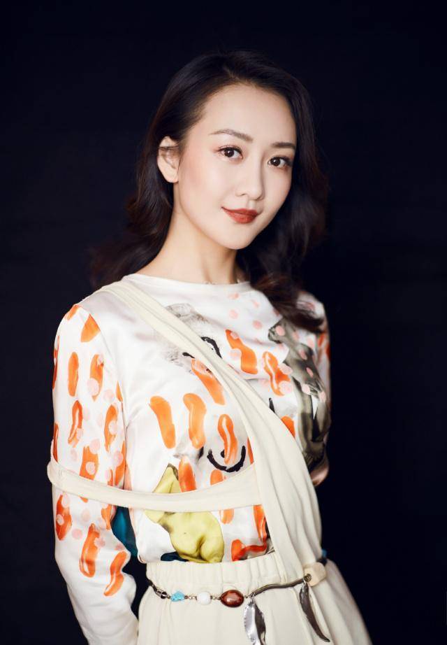 被37岁王鸥新造型美到了,大红色商务西服搭配卷发造型,魅力十足_气质