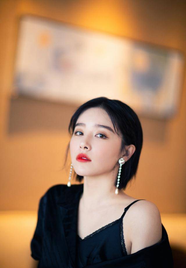 阚清子只是剪了波波头短发,一身休闲穿搭减龄时髦,明白几点就够_造型