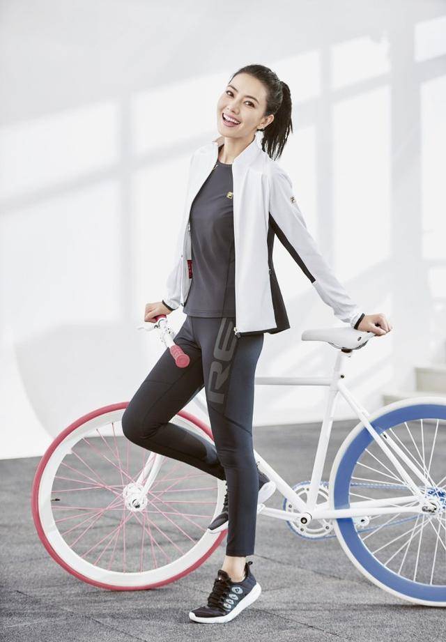 高圆圆美拉德穿搭获赞,骑单车载女儿回家,载人的方式好特别_生活_时尚