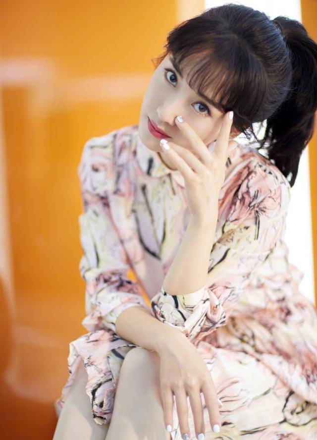 李念34岁还敢凹二次元造型,粉红色短发配拼接色吊带裙,个性十足_的