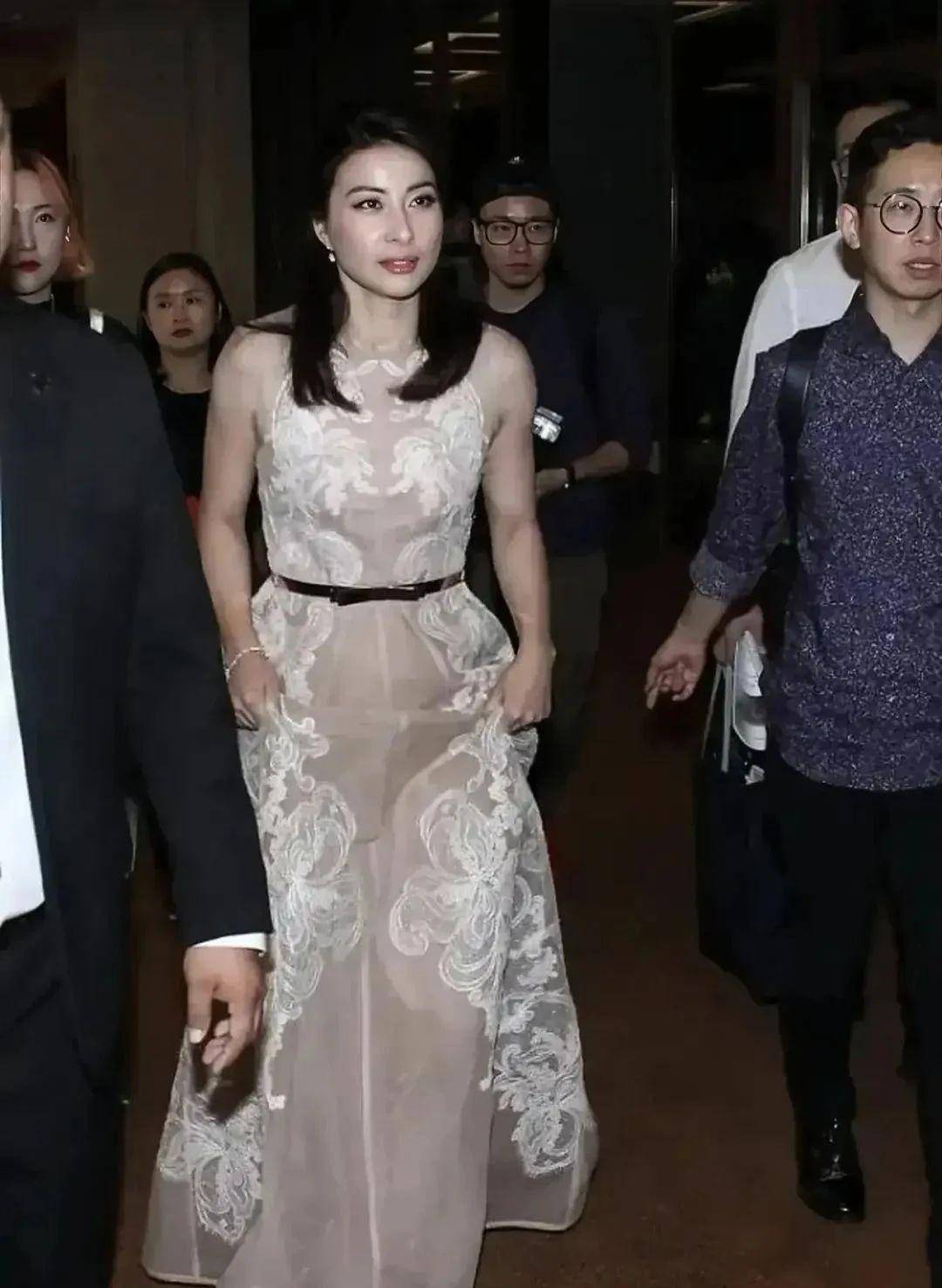 【穿蕾丝透视裙的优点分析】裙子的剪裁恰到好处,凸显了郭晶晶的曲线.