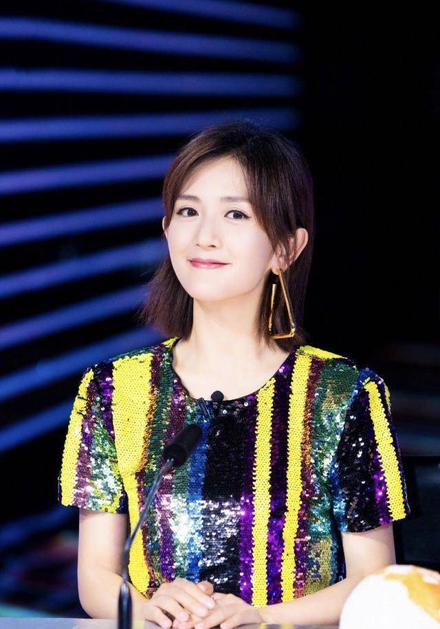 谢娜剪短发年轻10岁,搭配上裙装高级又时髦,凸显了性感的腰身_女性_的