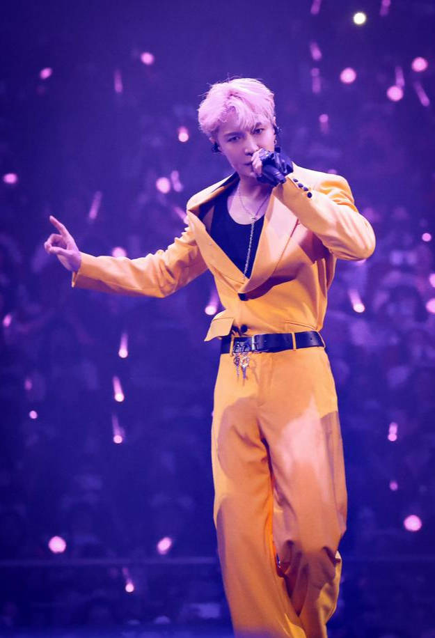 张艺兴演唱会伴舞服装引热议?_蔡徐坤_网友_回应