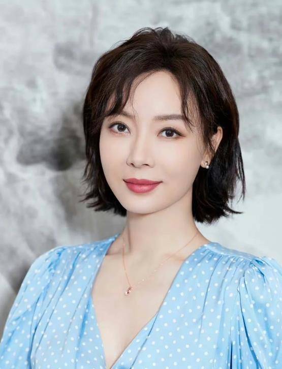 从花瓣女孩到知性女王,吴越发型大升级,惊艳全场!_女性_中年_脸型