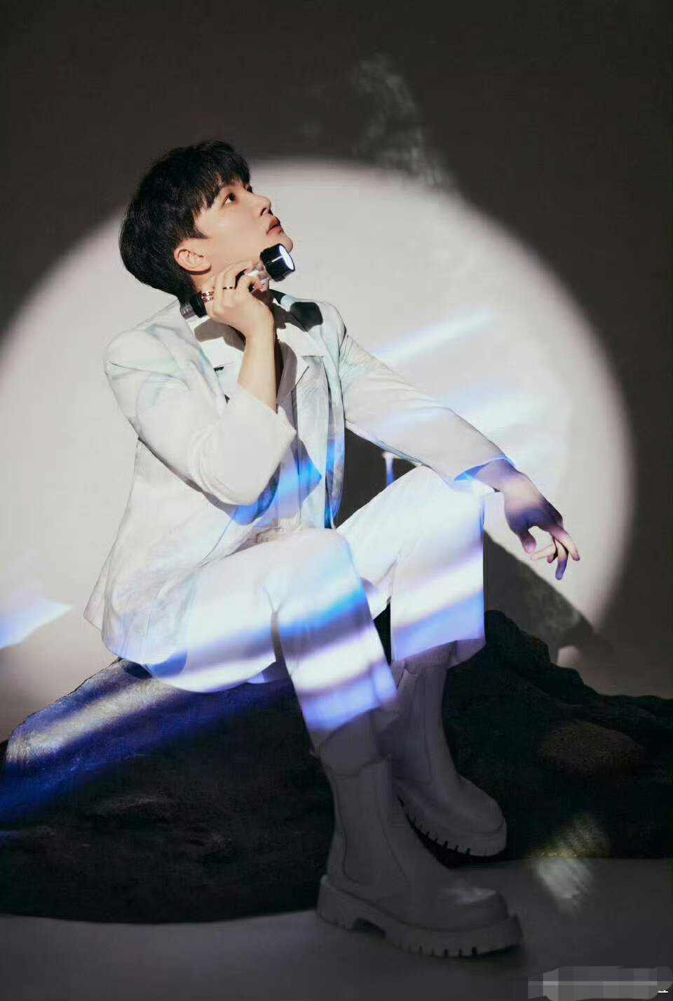 演出结束后,周深微指爆了,观众眼睛是雪亮的!