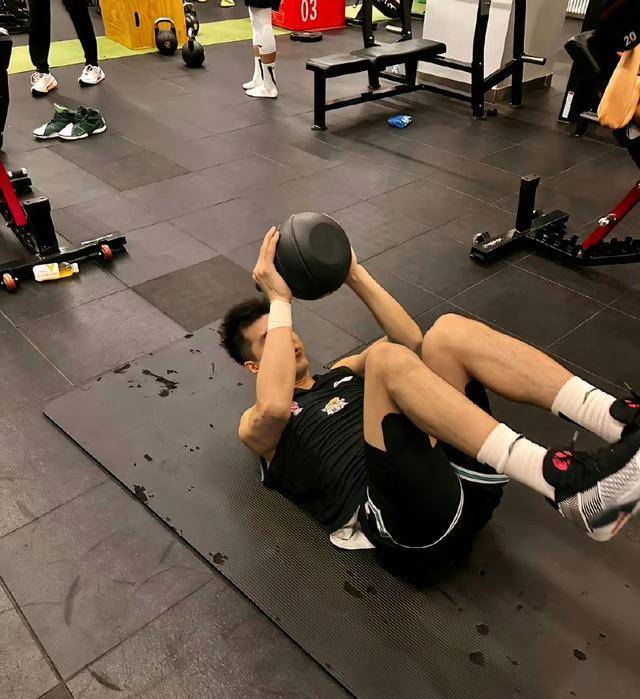 人受伤后恢复得很快,他们恢复得特别慢,时间很长,就像这种肌肉劳损