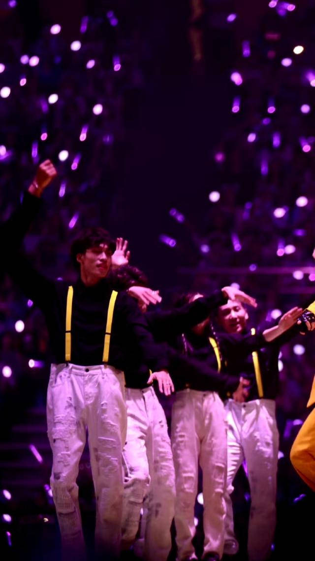 张艺兴演唱会伴舞服装引热议,网友纷纷指出与蔡徐坤的背带裤相似!