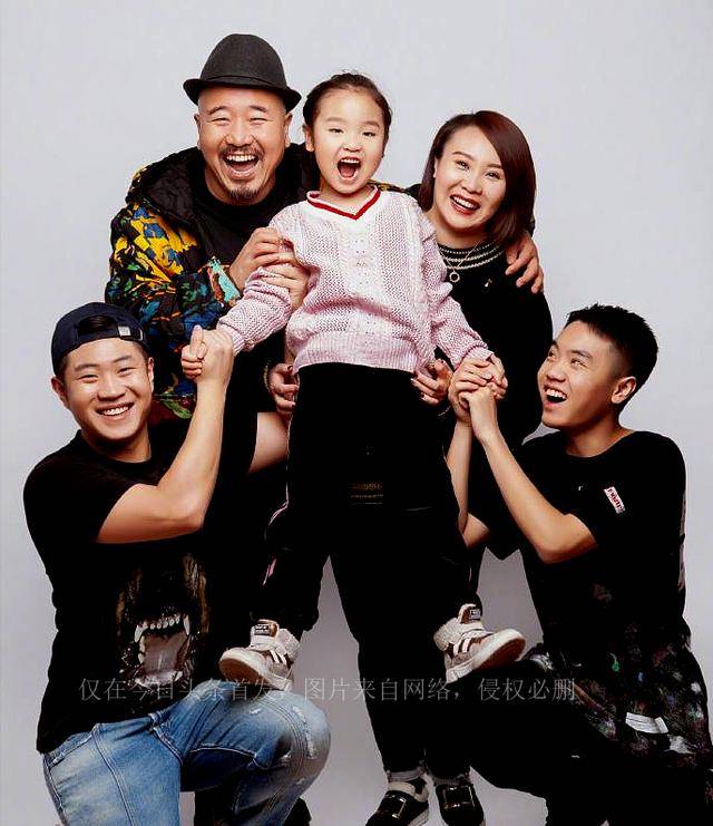 李琳:嫁大11岁王小利,恩爱22年生一儿一女,一家五口幸福美满!