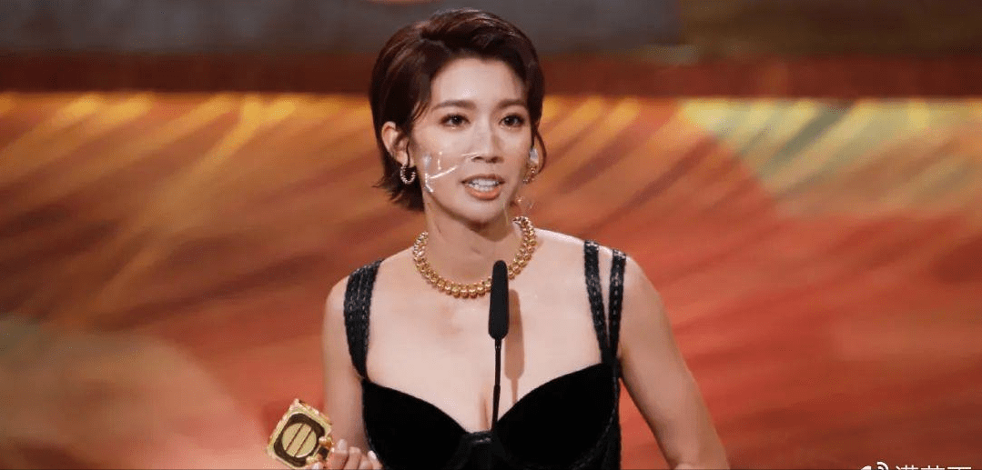 tvb颁奖盛典:汤洛雯又纯又欲,陈自瑶秀美背,艺人东西成焦点_长裙_穿着