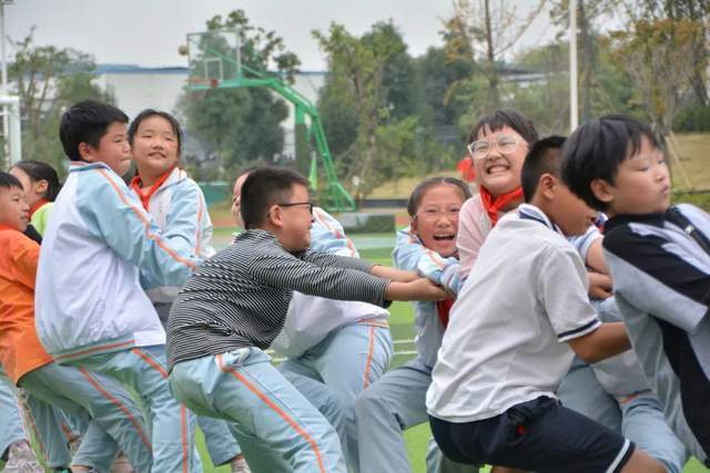 生命因运动而精彩—成都市龙泉驿区跃进小学校秋季趣味运动会活动