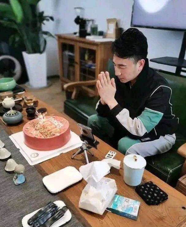 对于林生斌,相信大家对他都很熟悉了,4年前的杭州保姆纵火案,烧死了他