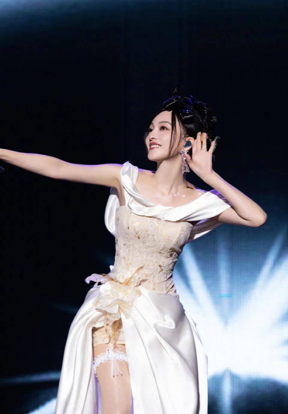 张韶涵的造型师太厉害了,她的演唱会造型也太惊艳了(更多照片)_风格