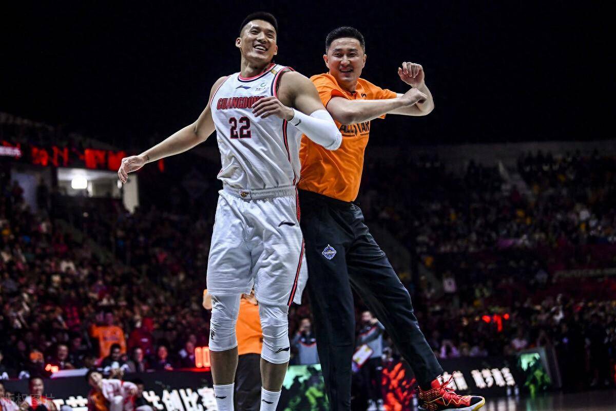 曾繁日,任骏飞冲突始末:任骏飞已经控制住了球,曾繁日还在争抢_比赛