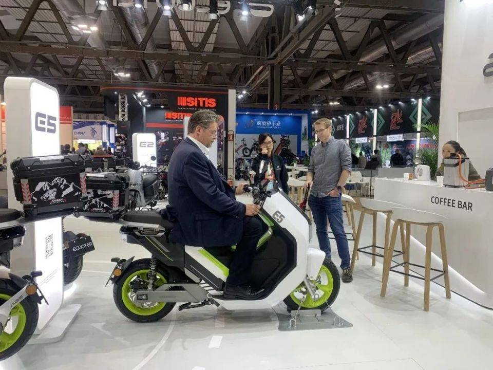 本次展会,大阳e客e2,e3,e5等多款主力车型集合出镜,凭借出色的外观