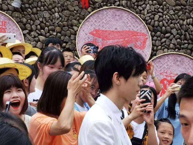 当路人看到王俊凯,有人表情失控有人惊到捂嘴,像极了追星的你_偶像