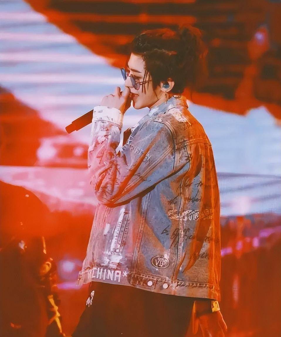 在参加综艺节目时,什么渔网衣,眼影,口红等,蔡徐坤都敢往身上招呼,他