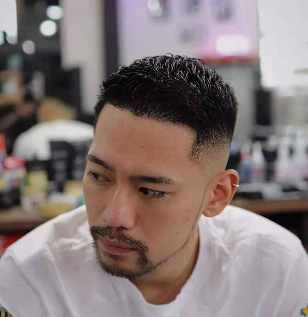 露额头短发露额头短发是一种非常基础的发型.