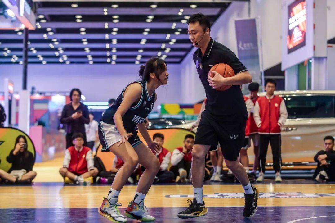 篮球青训缺什么?曲绍斌在课上这样说……_教练_公开课_李宁