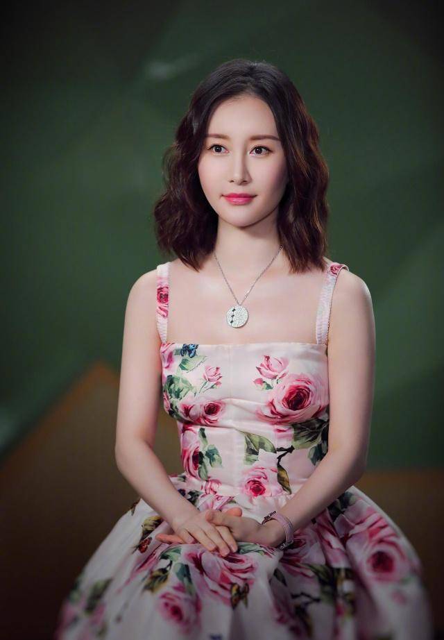 舒畅的这款发型就很时尚,优雅大气又减龄_摩卡_女明星_造型