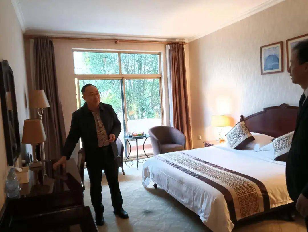 他向凤凰山庄的家人们回忆起疫情中他在鄂州的生活和工作细节,期间