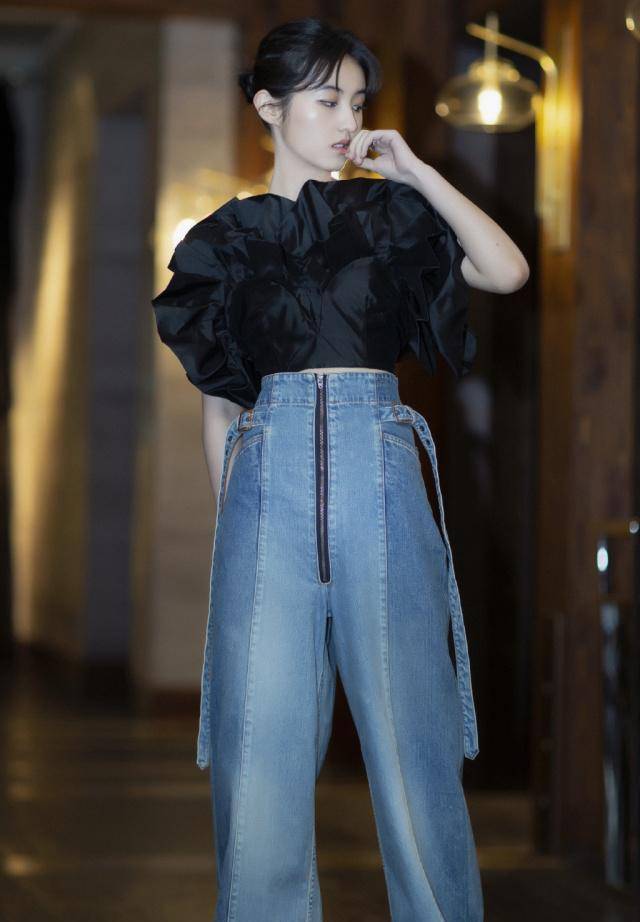 张子枫变了个模样,更加有女人气质感了,马尾辫搭衬衫都那么好看_感觉