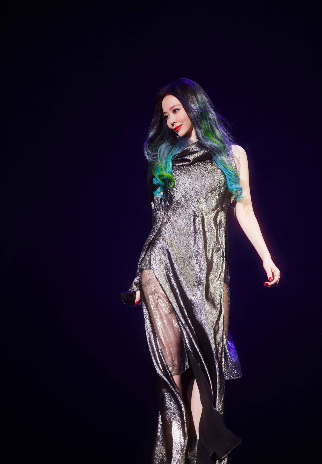 05超女三强同日开唱:李宇春秀美腿,周笔畅比张靓颖更有魅力_演唱会