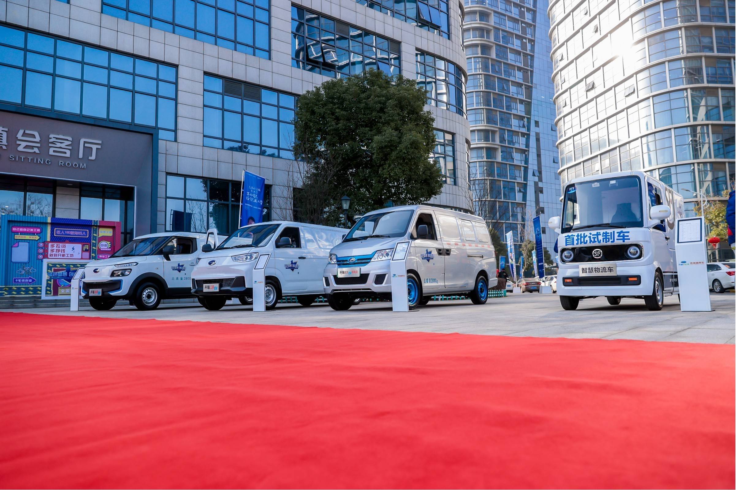 开瑞,英文名称karry,与英语中"搬运,运送"的单词carry同音,形象地展现