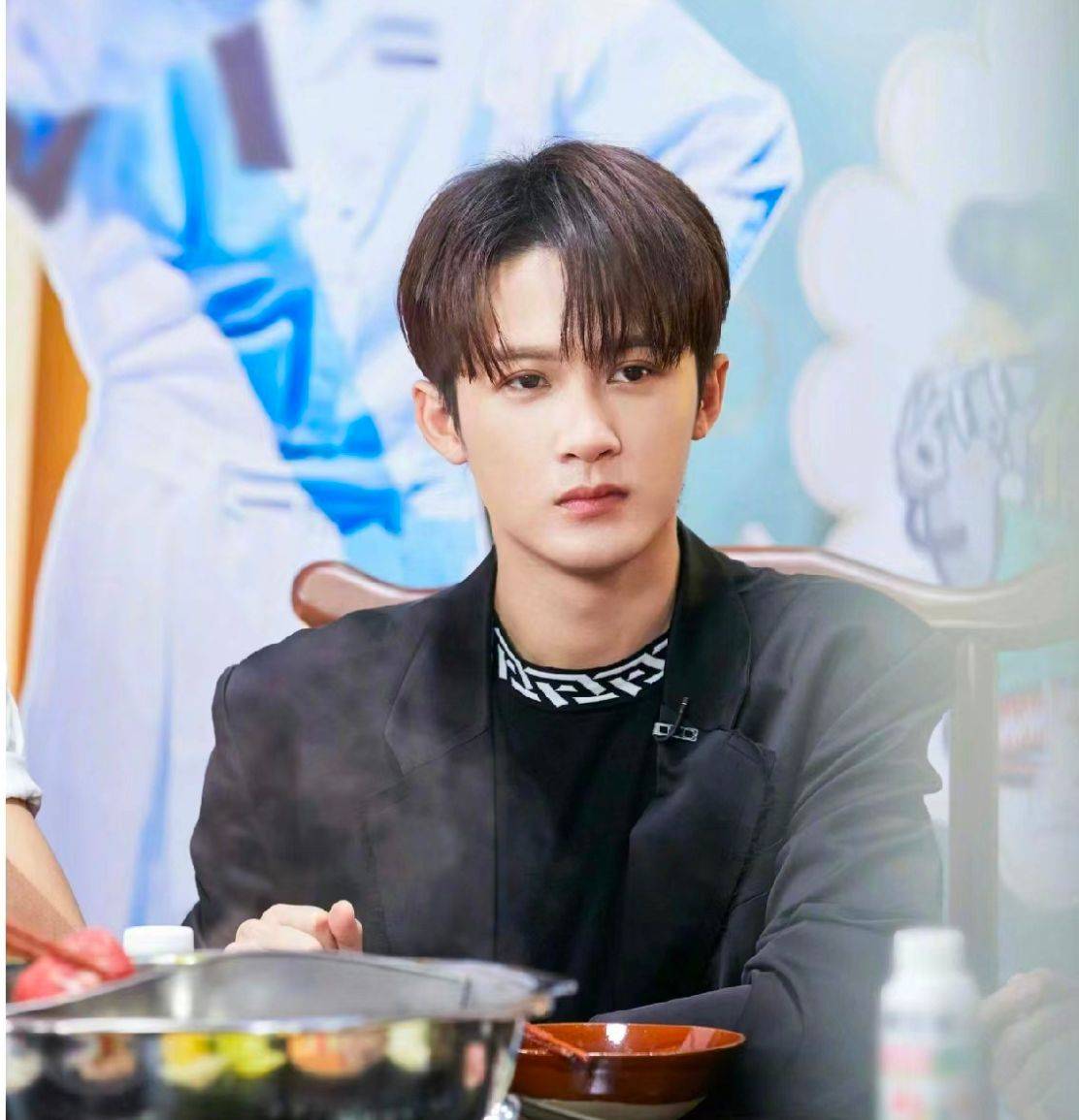 经纪人搀扶檀健次被疑与女生亲密搂肩_明星_行为_理性