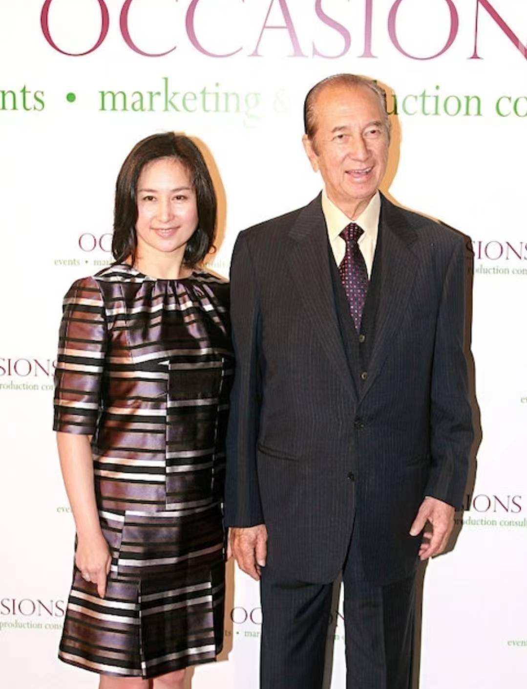 何超琼酒吧献唱陈百强经典曲目,二人当年忍痛情断遗憾收场_何鸿燊