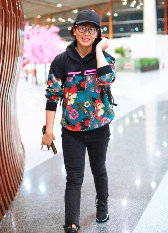 刘涛卫衣搭配牛仔裤现身机场,这一身穿搭造型显小20岁不止,减龄_黑色