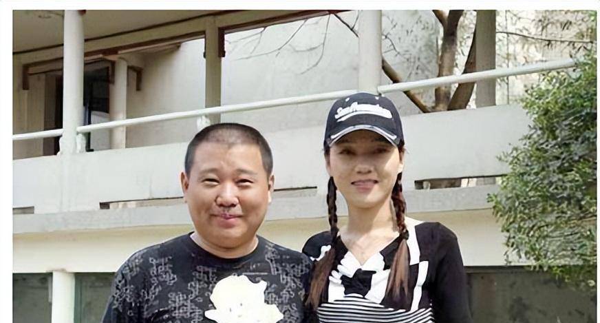 51岁周群晒老公照片,龅牙大嘴鹰勾鼻,怪不得从不公开_郭德纲_节目