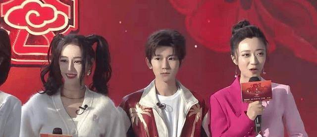 扎双马尾不玩性感扮可爱,跟王源同框像同龄人_休闲_时尚_白色