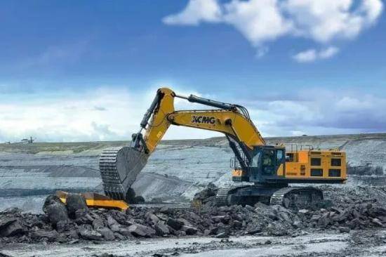 柳工展位上的9125f矿用挖掘机,也非常吸人眼球,搭载康明斯23l发动机